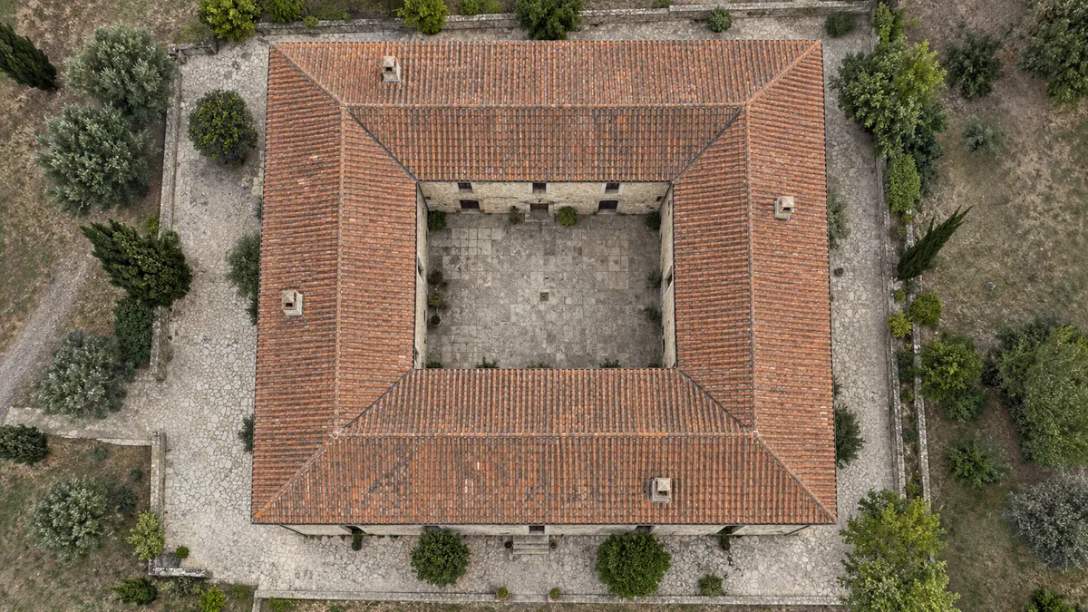 Vista dall'alto di un complesso edilizio con corte interna